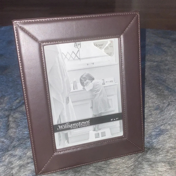 Williamstown  brown leather 5 by 7picture frame New - Picture 1 of 6